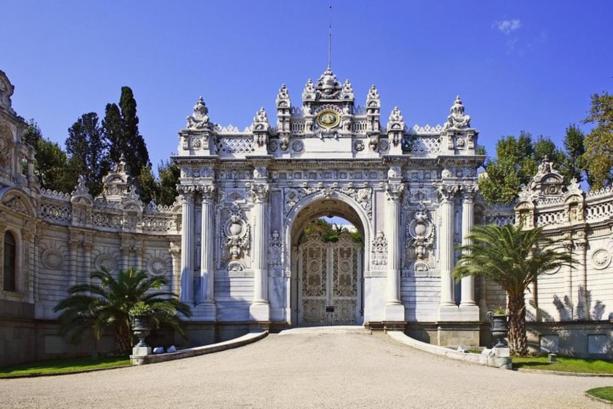Una entrada a un edificio blanco con una puerta grande.
