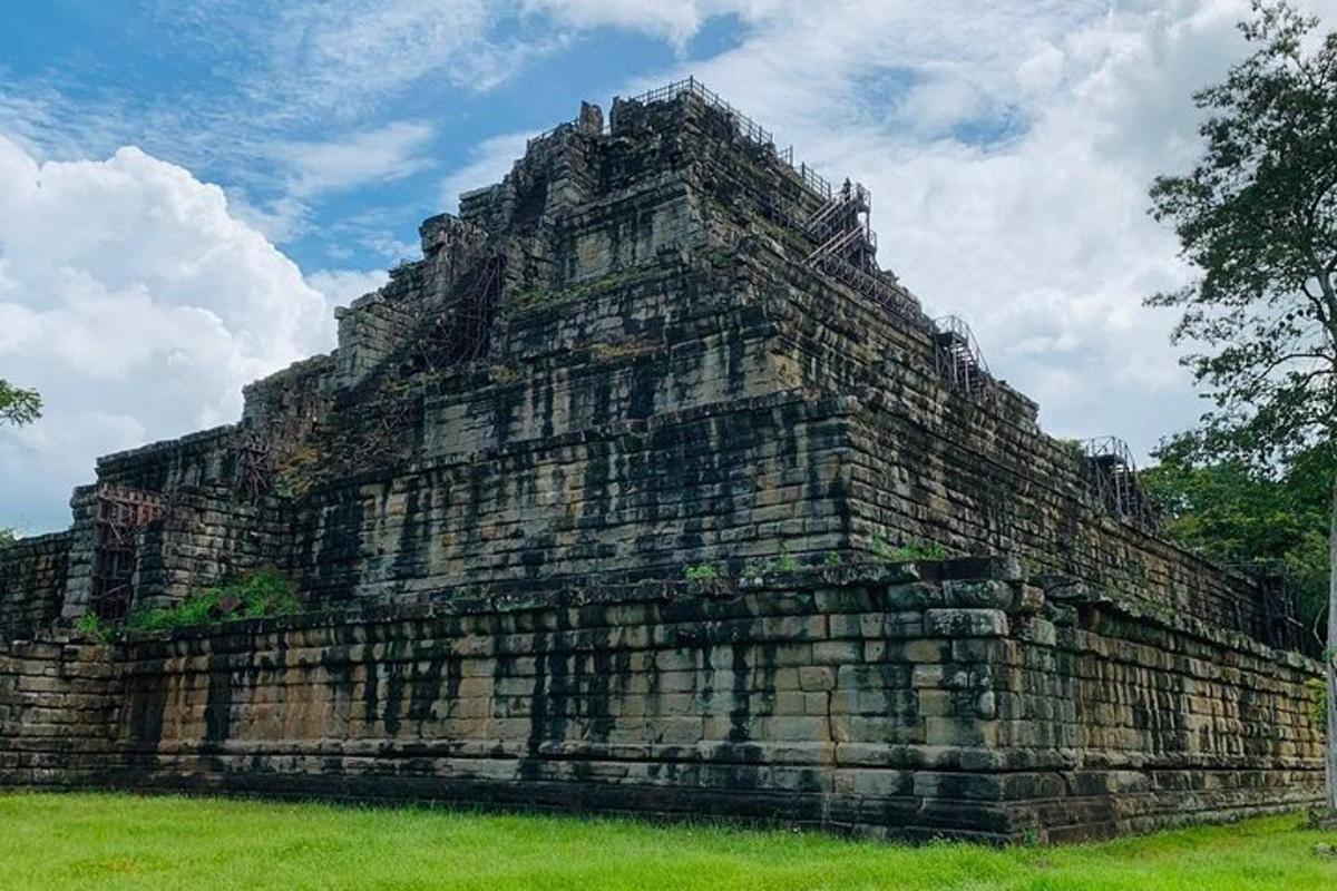 bangunan batu besar di padang rumput