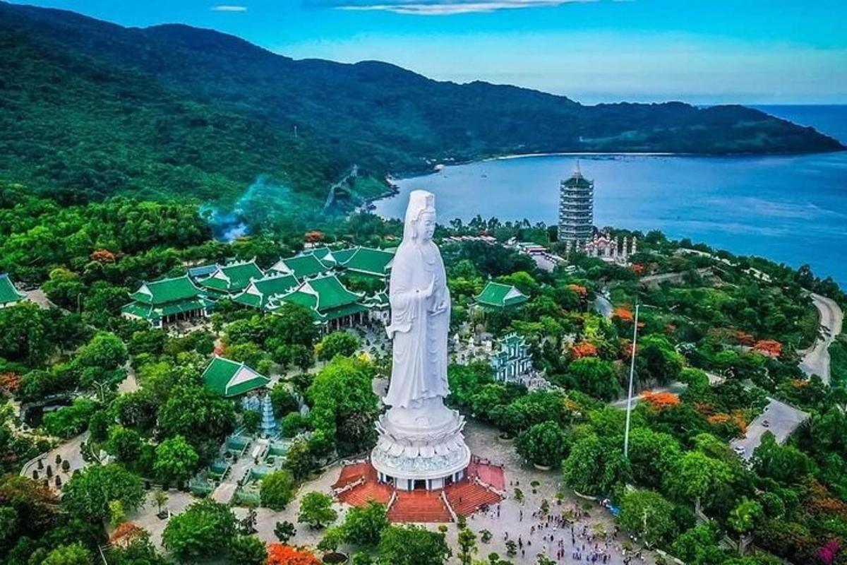 una vista aèria d'una gran estàtua en una ciutat