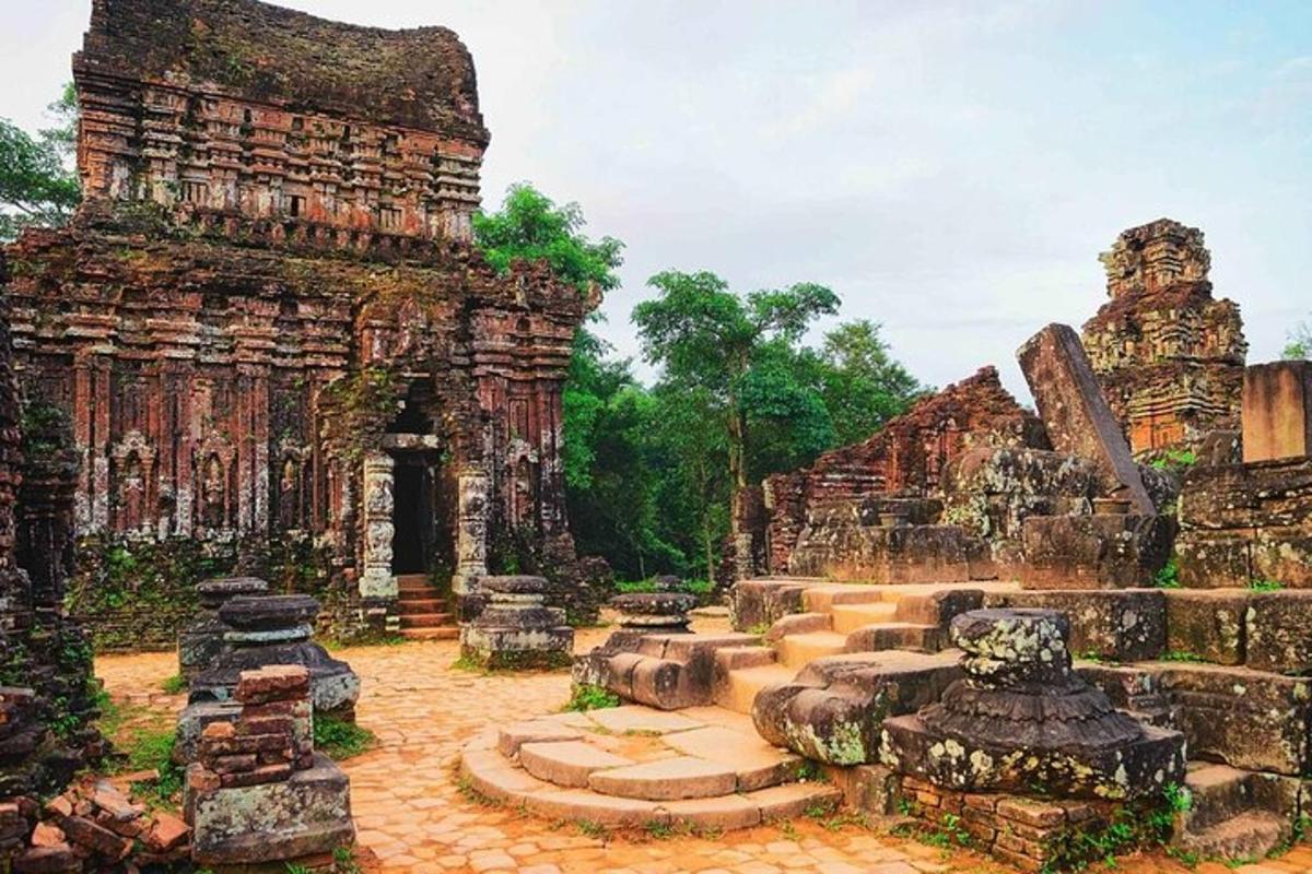 Un templo en una ciudad asiática con un edificio