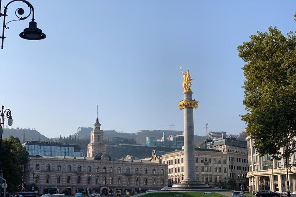 un grande edificio con una statua di fronte