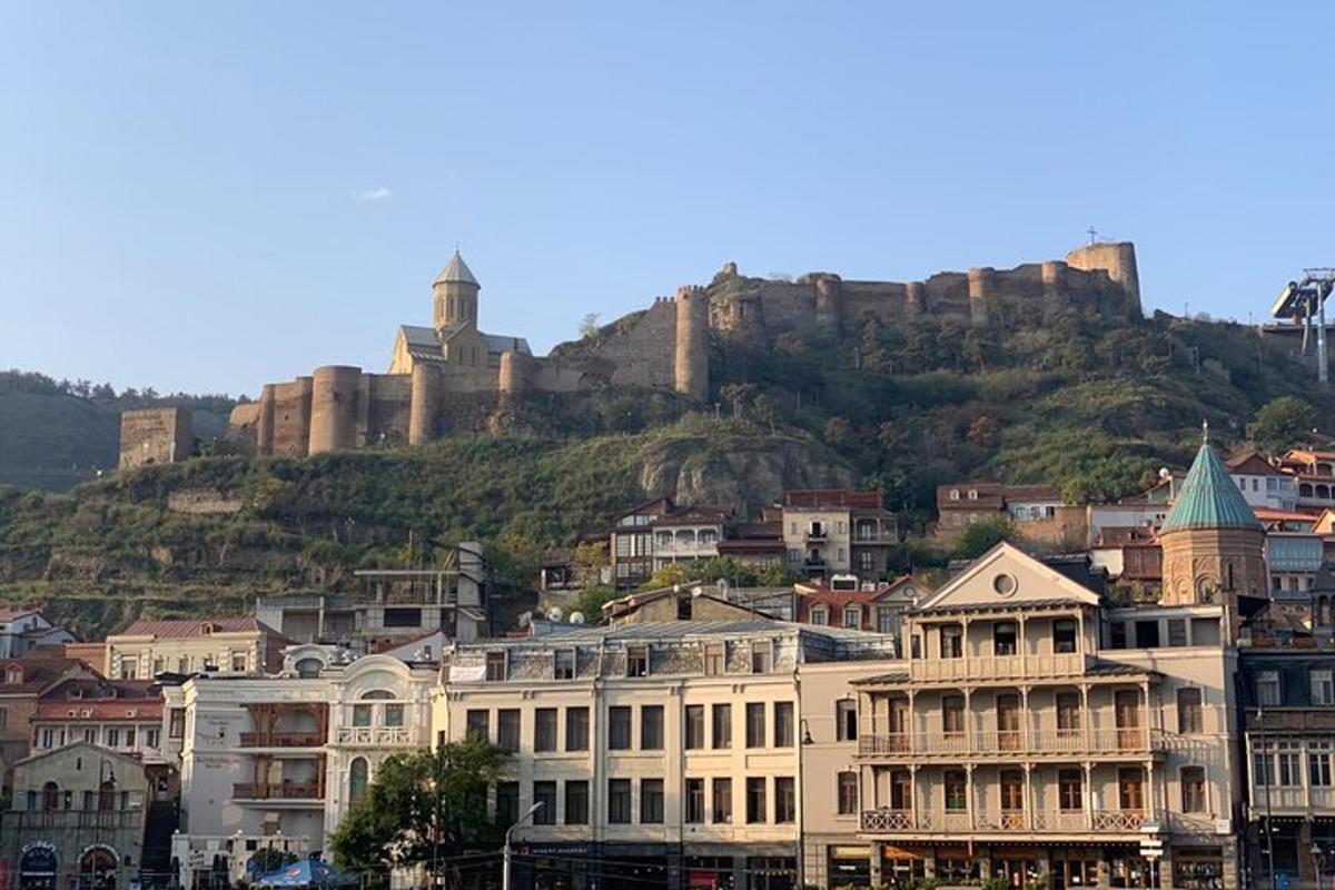 μια πόλη με κάστρο στην κορυφή ενός λόφου