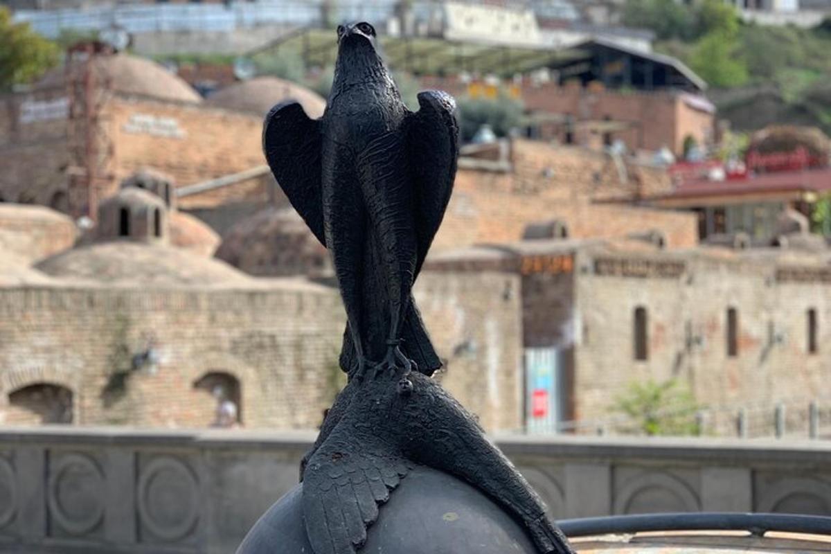 una statua di un uccello in cima a un edificio