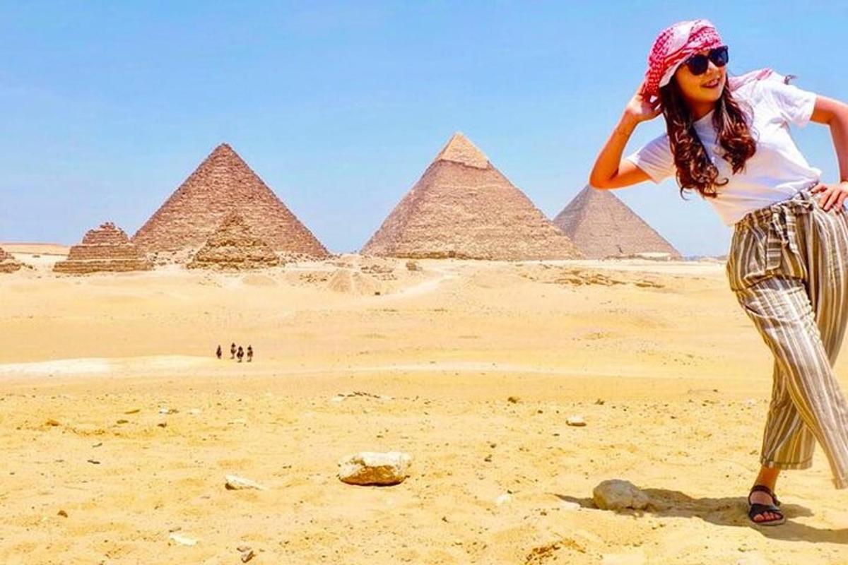 امرأة تقف أمام الأهرامات
