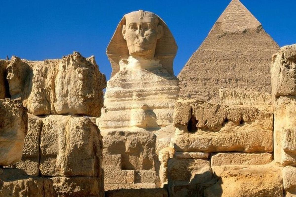 صورة لأبو الهول والهرم في الأهرامات