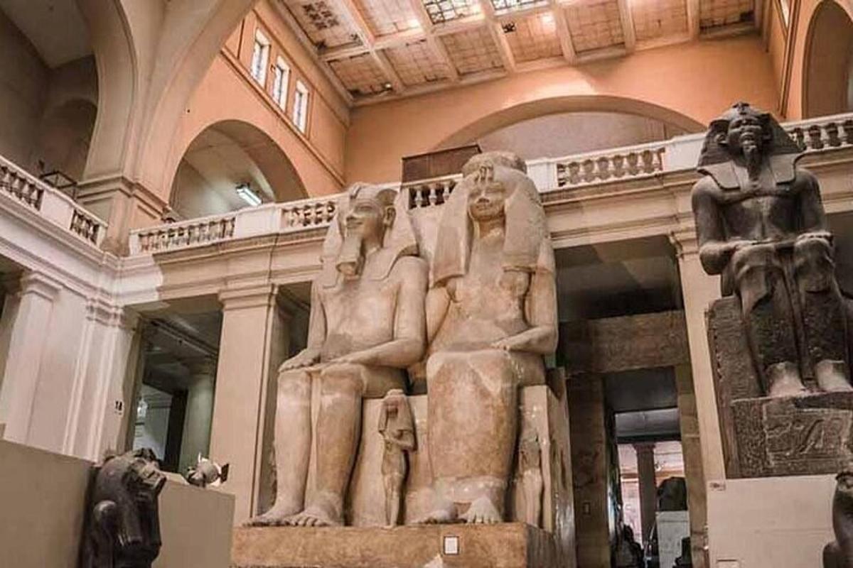 liela statuja muzejā ar lielu istabu