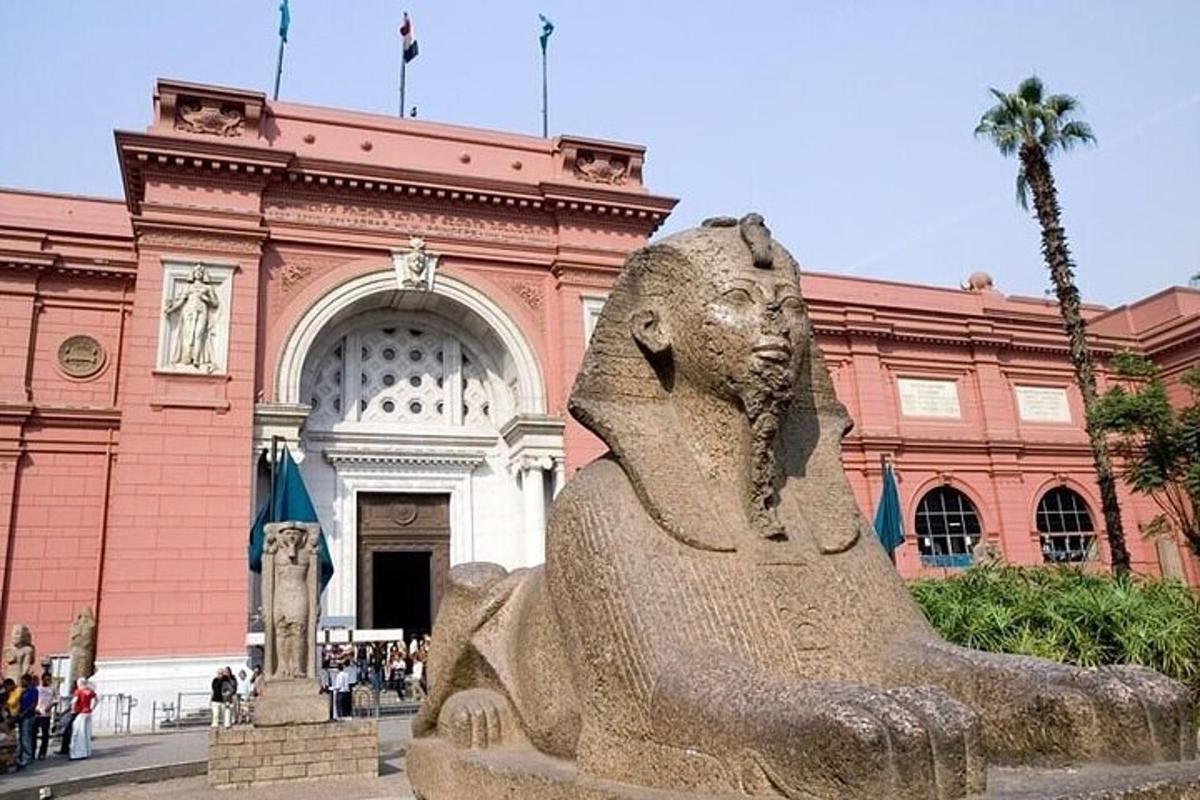 تمثال يجلس أمام مبنى