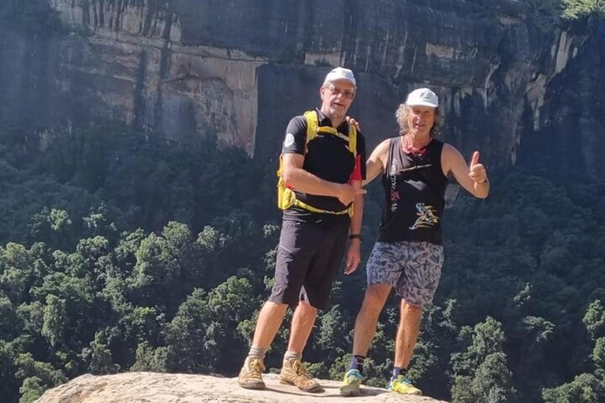 muž a žena stojící na vrcholu hory