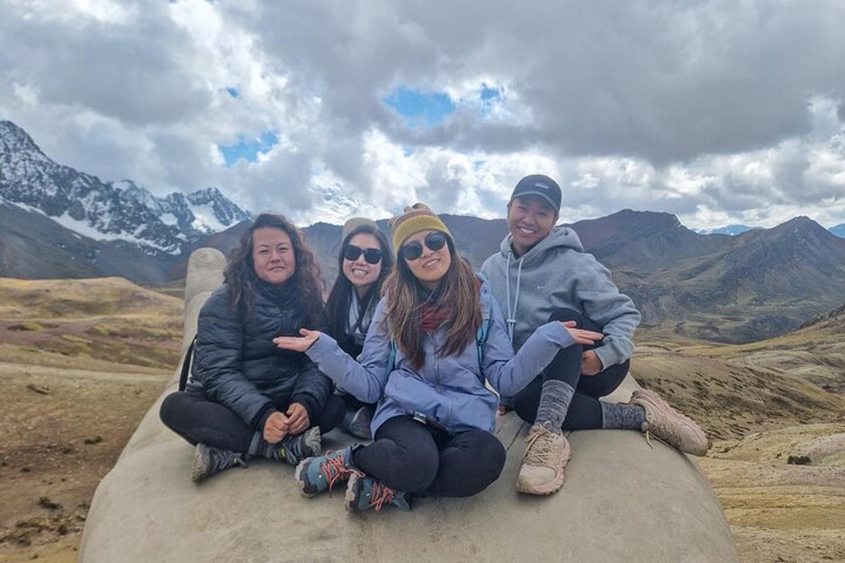 um grupo de pessoas sentadas no topo de uma rocha