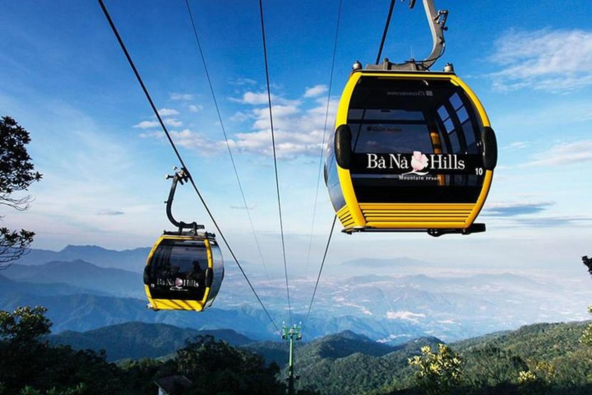 hai chiếc thuyền gondola màu vàng bay qua những ngọn núi