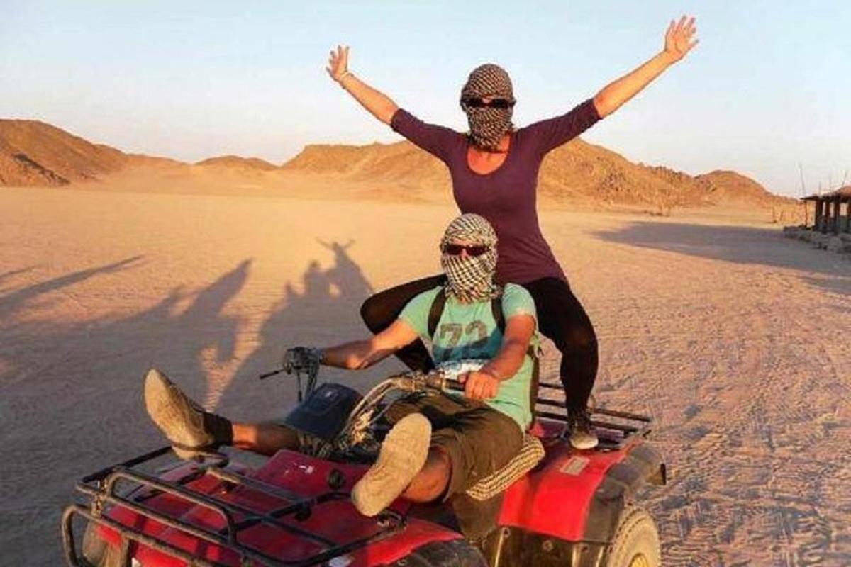 twee mensen op een quad in de woestijn