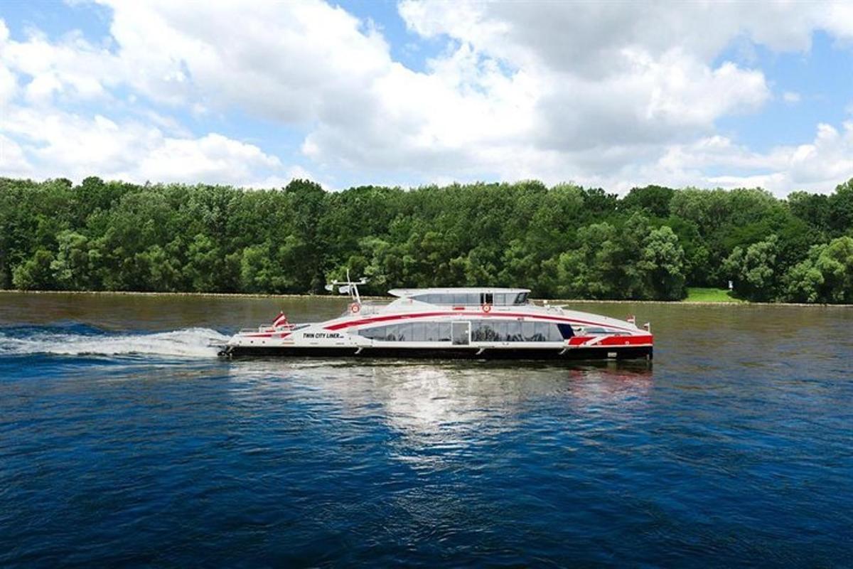 isang bangka sa tubig sa isang lawa