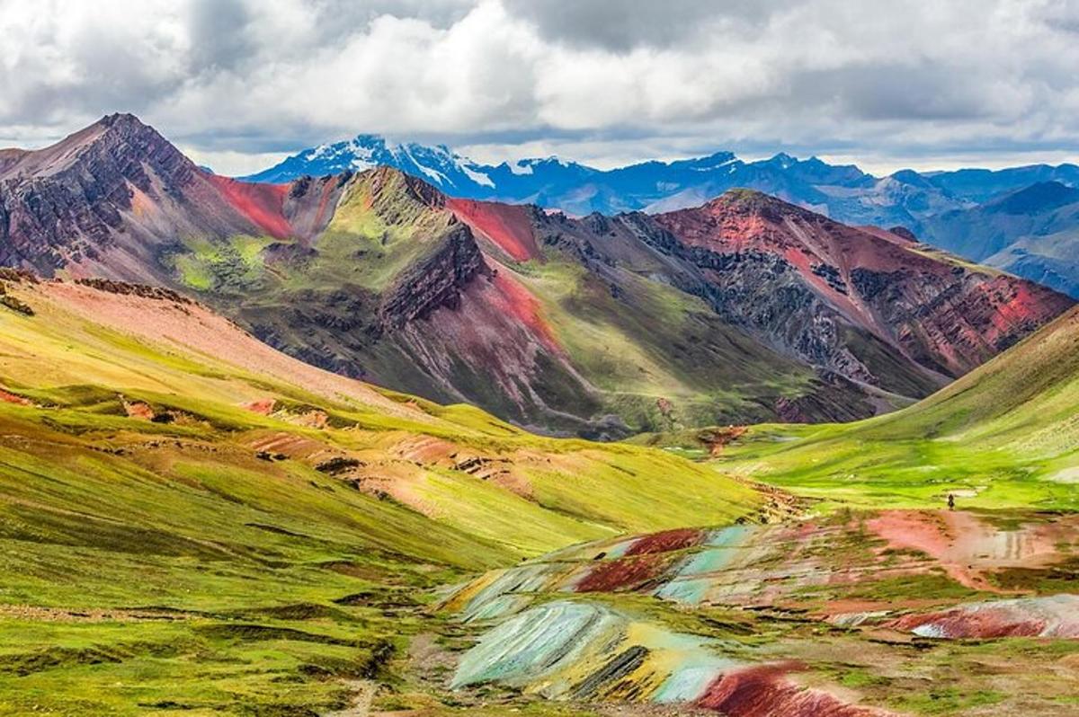 una vista de una cadena montañosa con montañas al fondo
