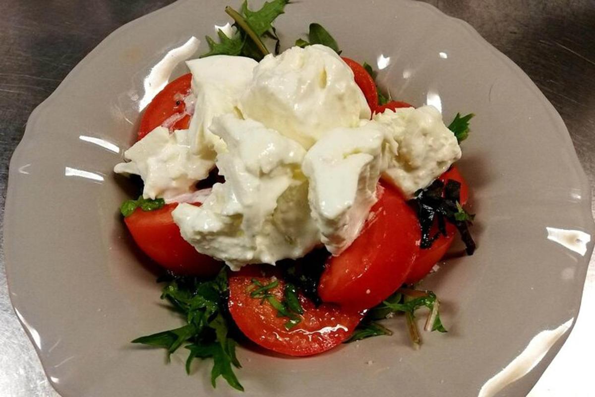 sepinggan makanan dengan tomato dan keju di atasnya