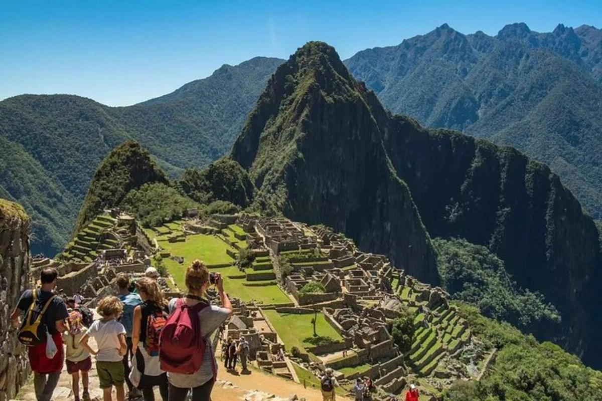 un gruppo di persone in piedi sulla cima di una montagna