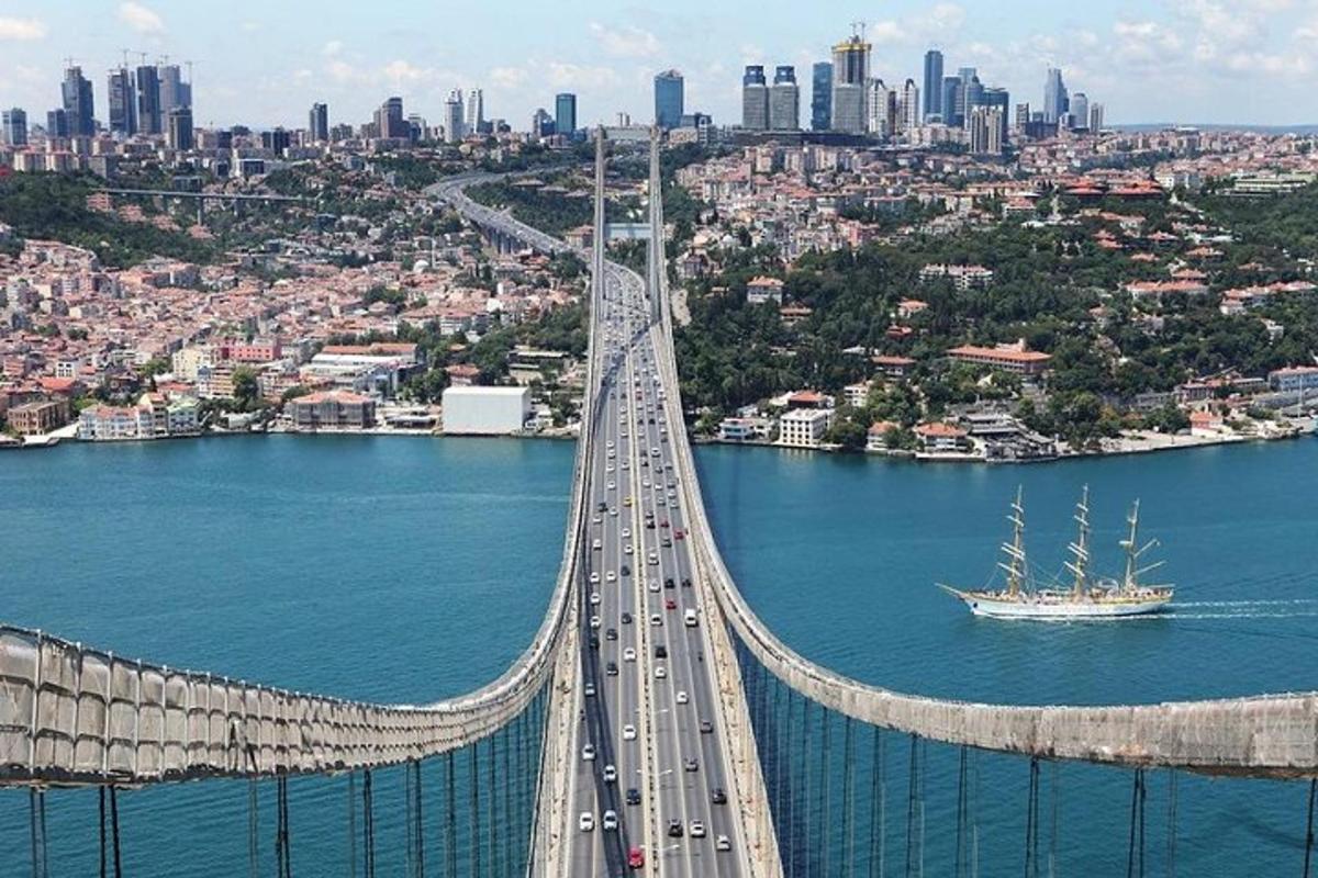 un pod peste un râu cu trafic pe el