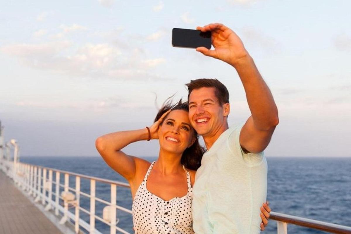 een man en vrouw maken een foto op een cruiseschip