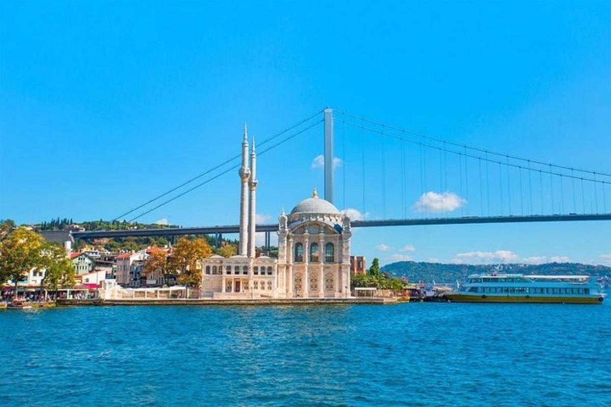 un edificio sull'acqua con un ponte sullo sfondo