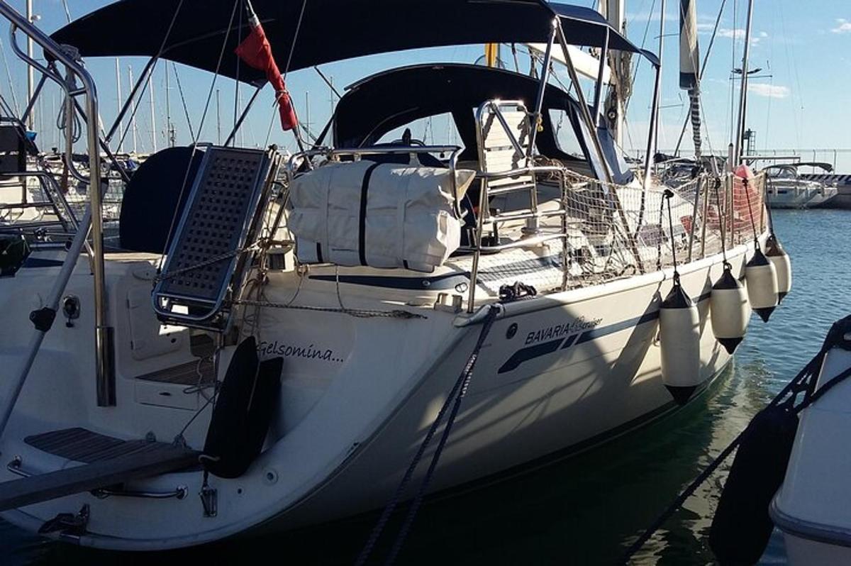 un vaixell blanc està atracat a l'aigua