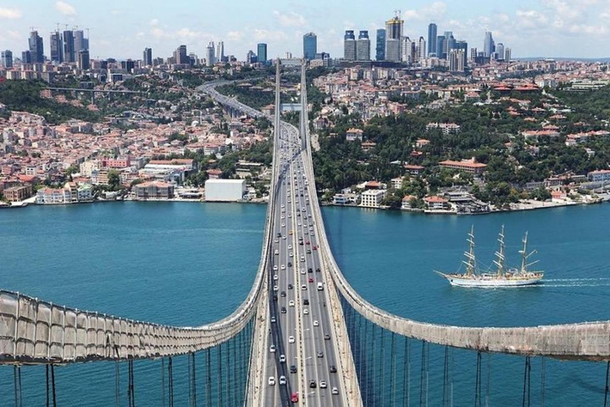 uma ponte sobre um rio com tráfego nela