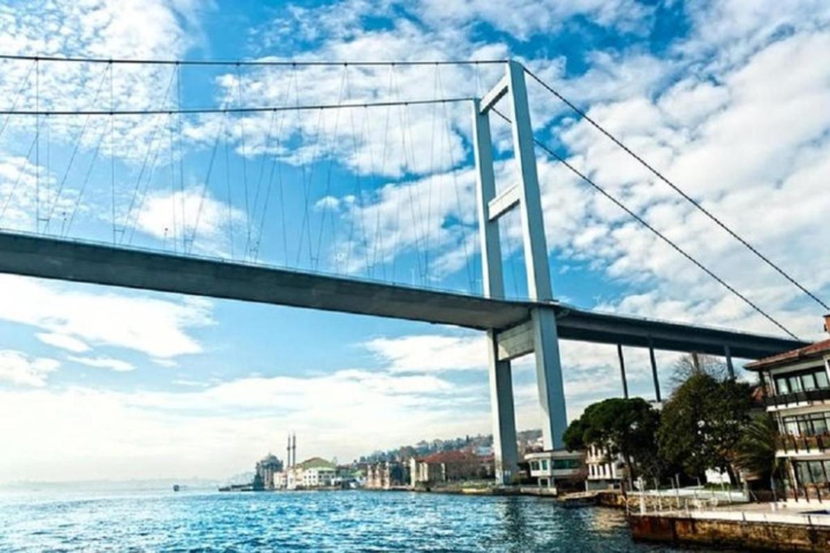 un ponte sopra uno specchio d'acqua