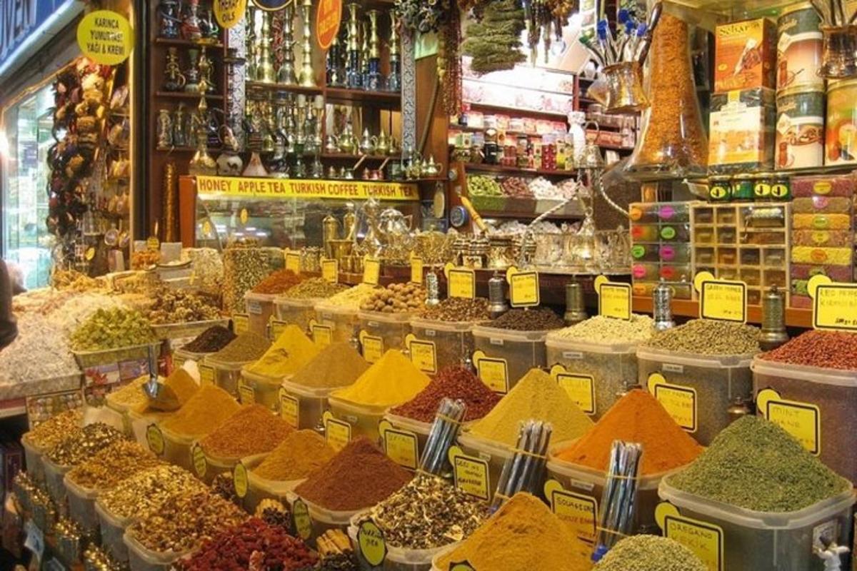 un'esposizione in un mercato con molte spezie diverse