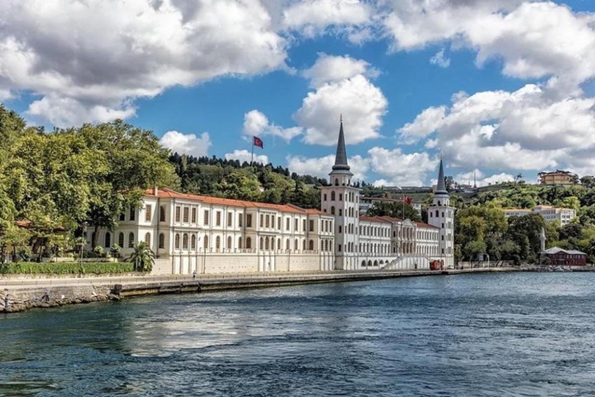 un grande edificio bianco accanto a uno specchio d'acqua