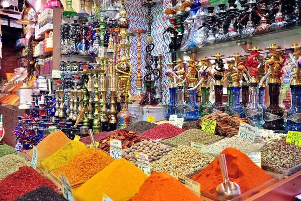 un mercato pieno di spezie di diversi colori