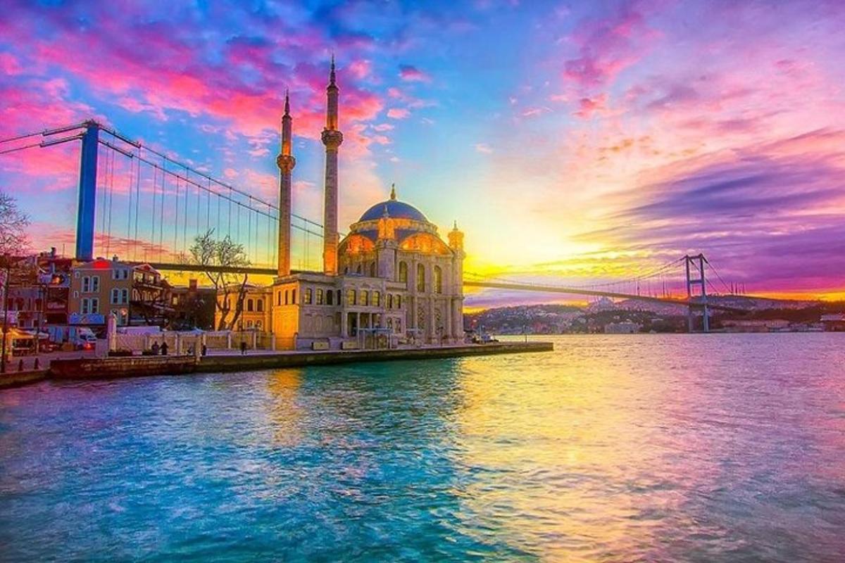 una moschea sull'acqua con un ponte sullo sfondo