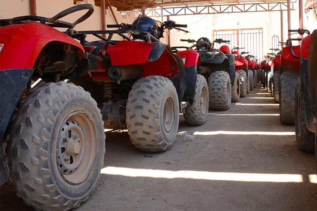 un rând de ATV-uri și cel puțin cinci ATV-uri, mii de vehicule