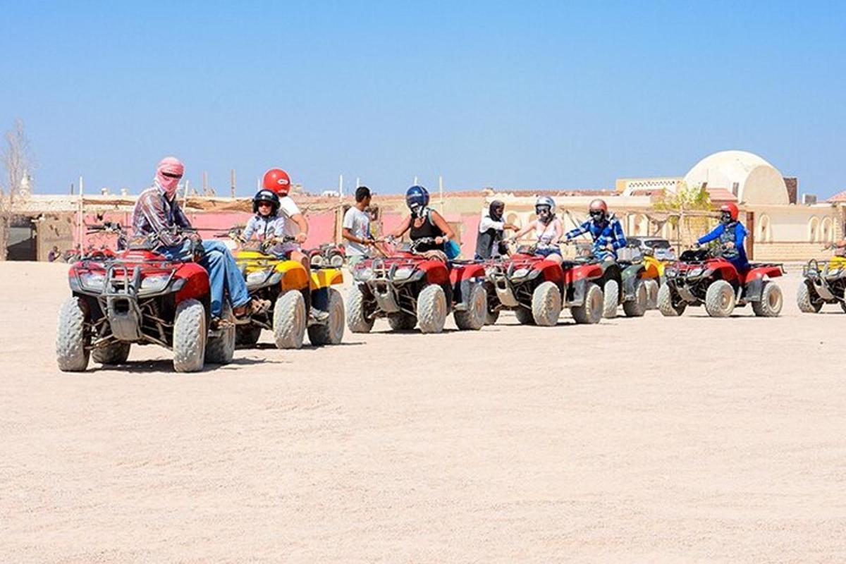 un grup de oameni care călătoresc cu ATV-uri în deșert