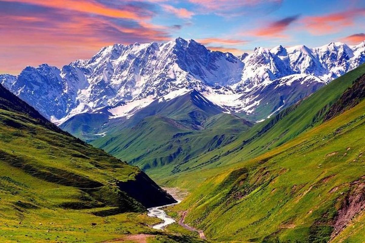 pemandangan banjaran gunung dengan sungai