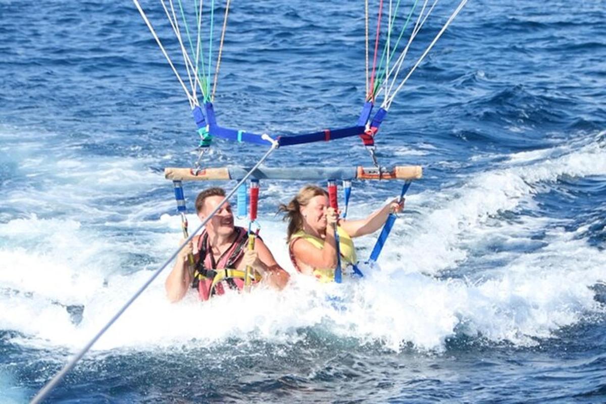 Dos personas viajan en el agua en el océano.