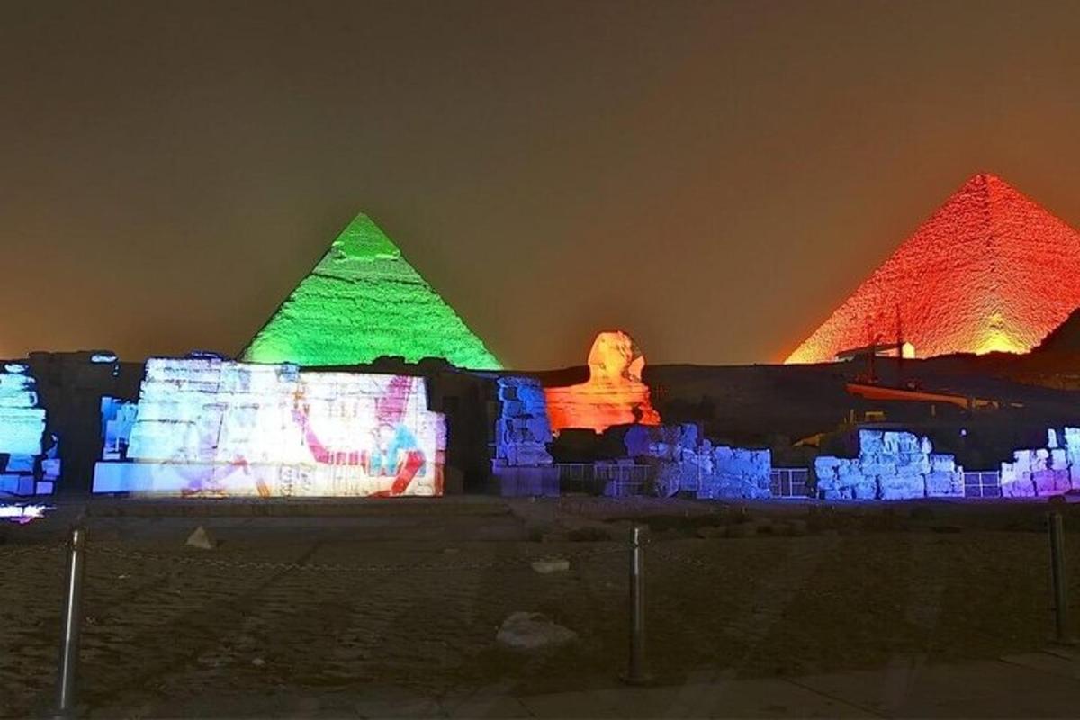 Skupina pyramid je v noci osvětlena