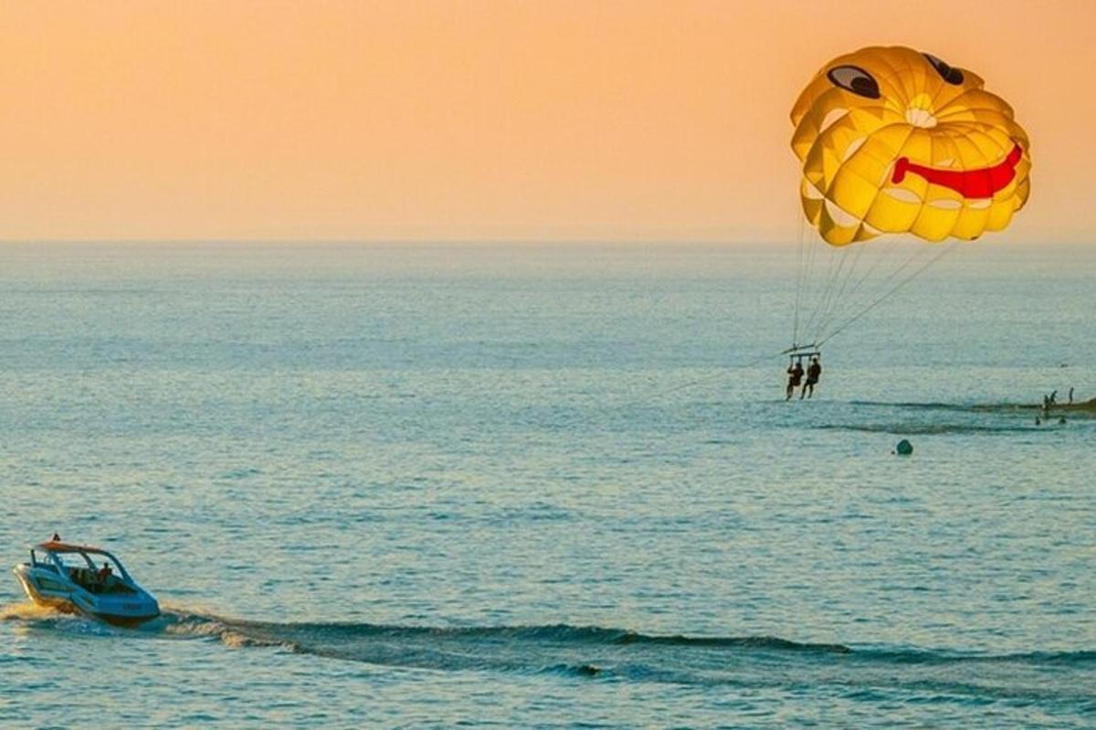 una cometa volando sobre el océano con un barco