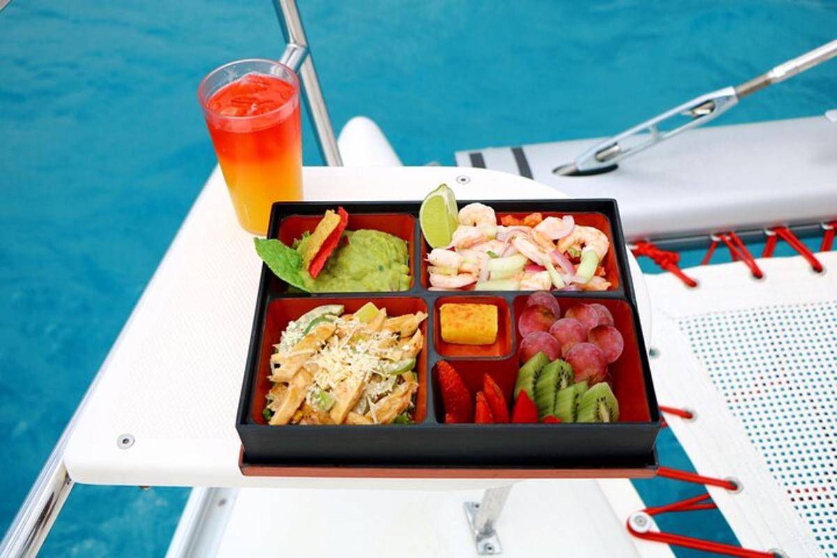 isang tray ng pagkain sa mesa na may inumin