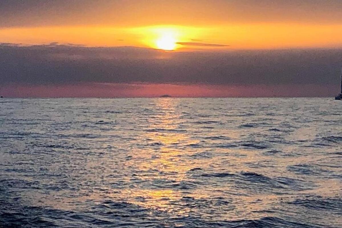 en solnedgang over havet med solnedgangen