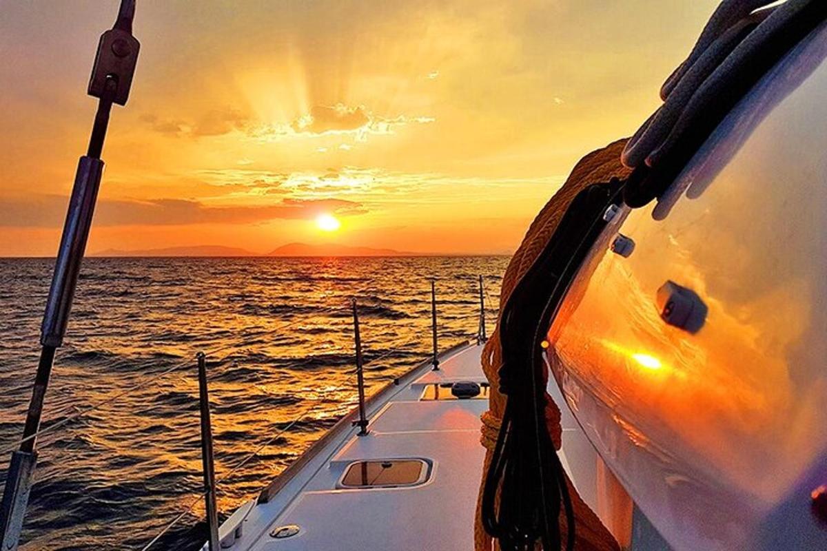 un gruppo di barche nell'oceano al tramonto