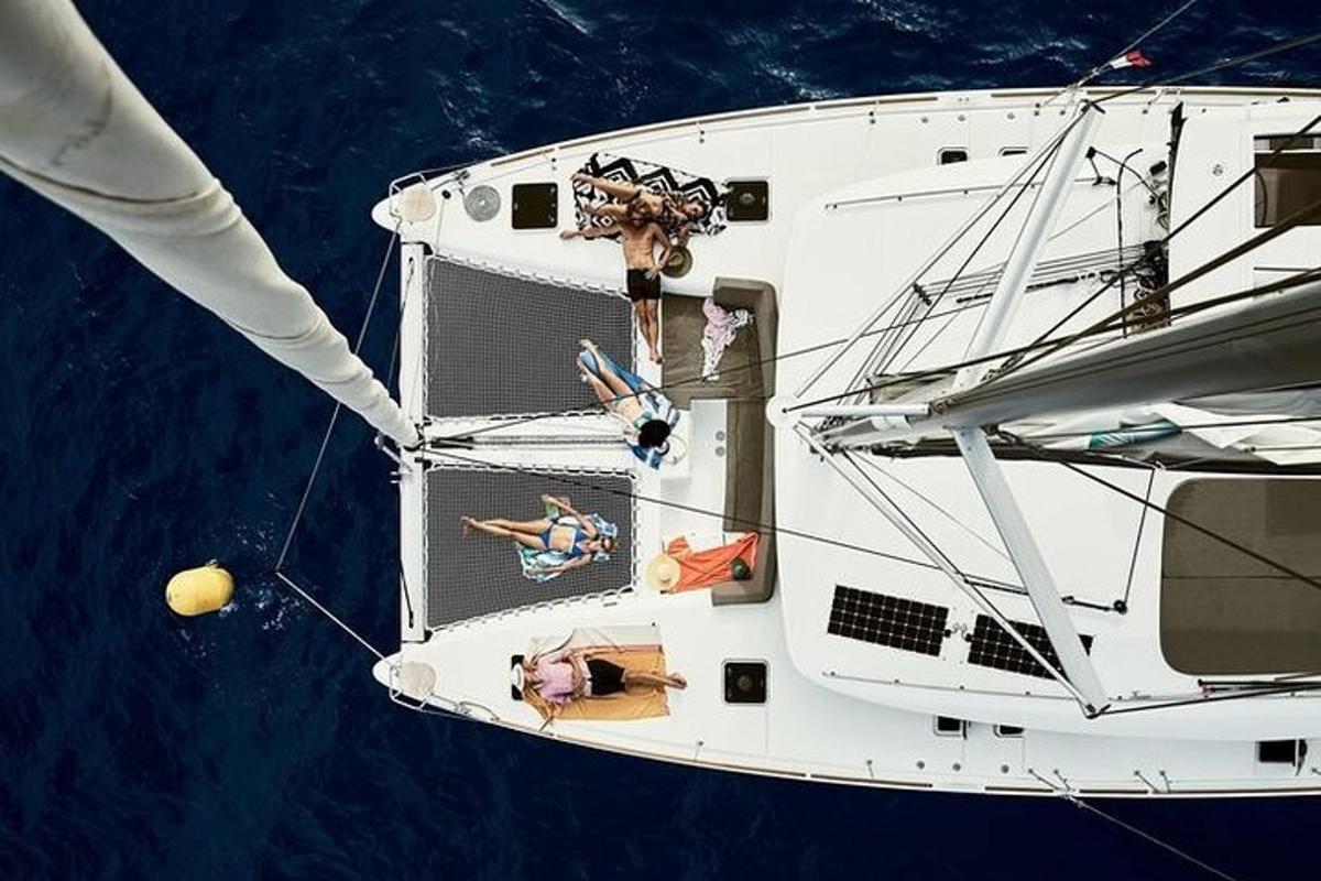 un gruppo di persone su una barca in acqua