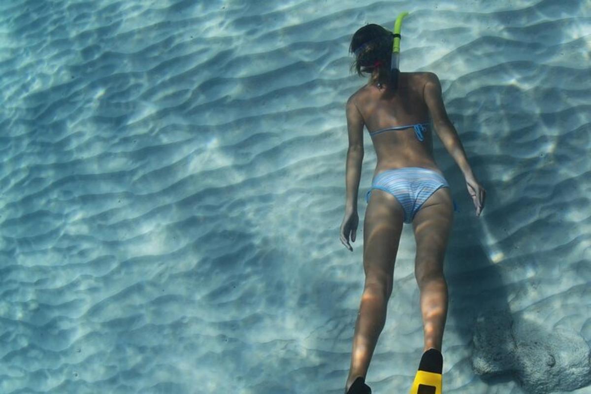 una donna in acqua con una maschera