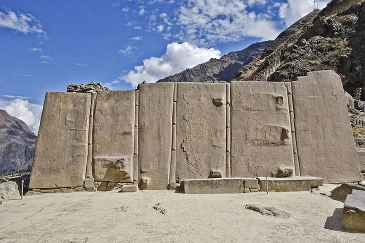 una gran estructura de pedra al vessant d'una muntanya