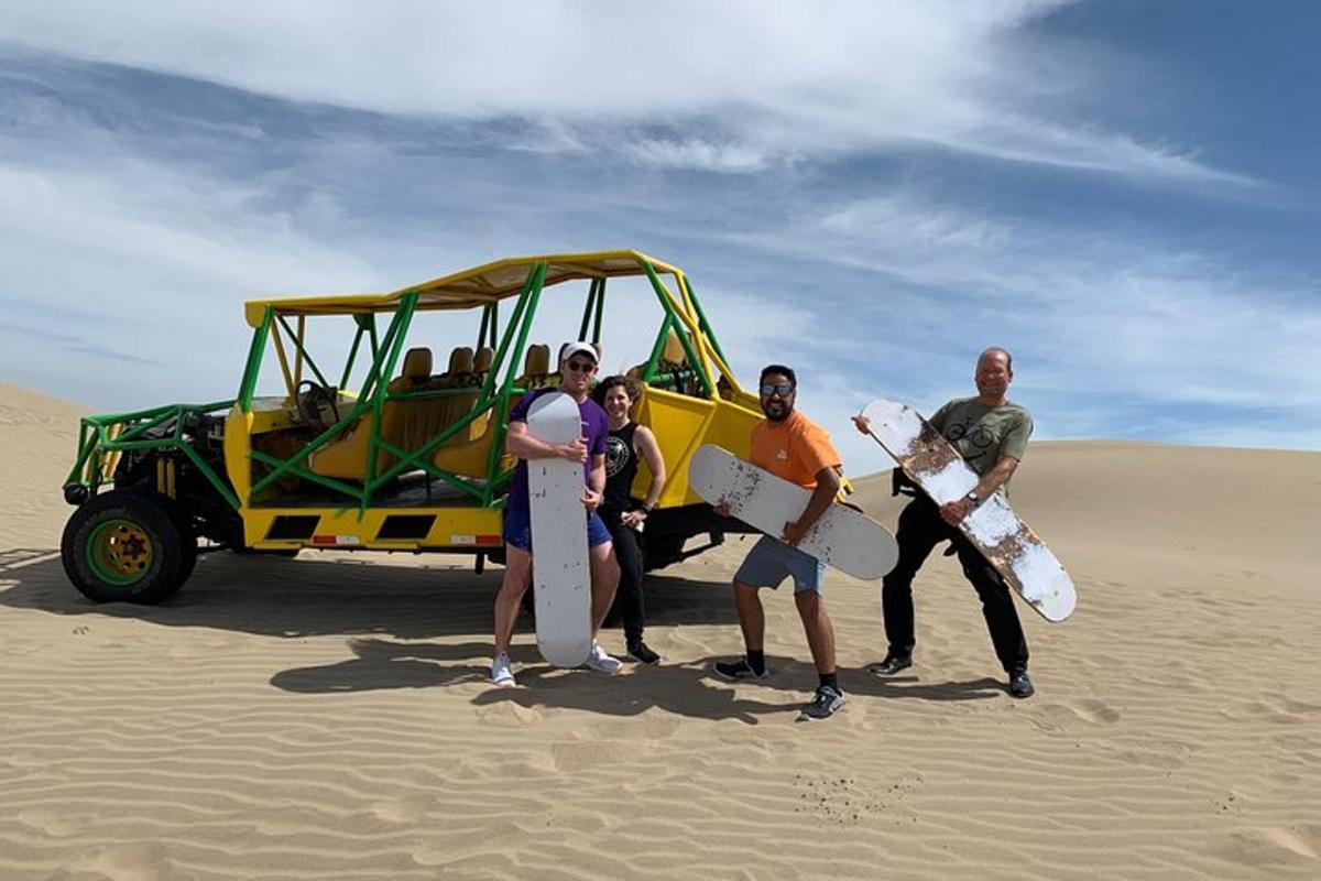 un gruppo di persone in piedi davanti a un'auto nel deserto