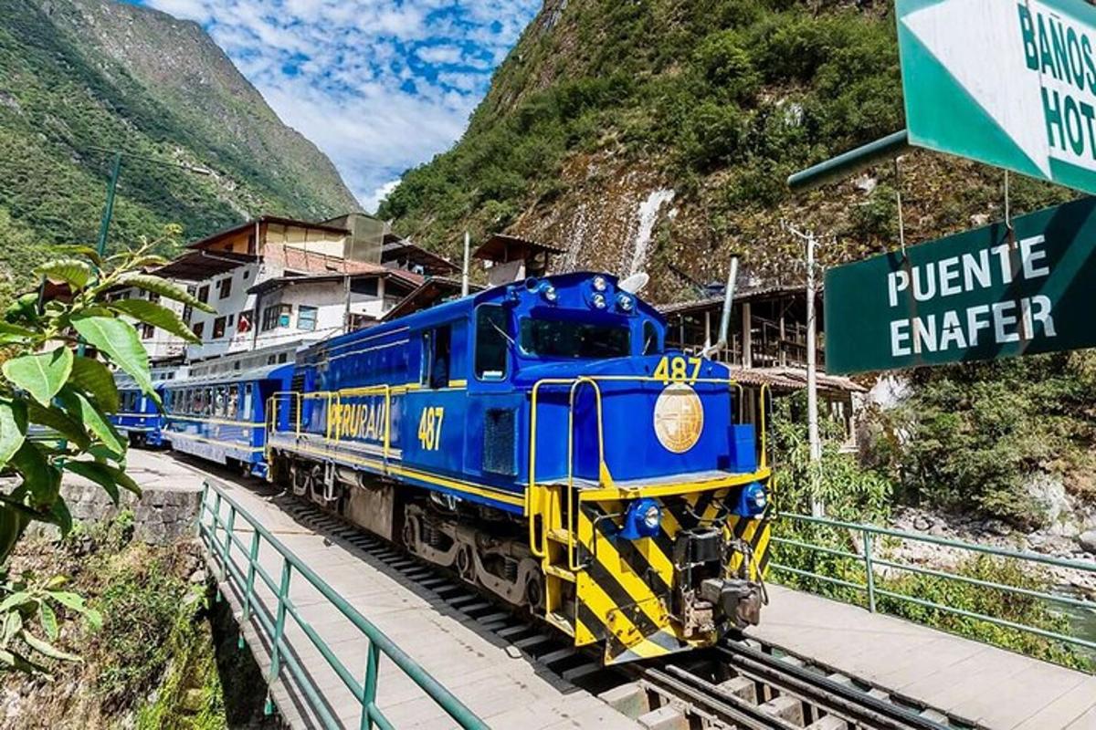 kereta api biru dan kuning berada di landasan