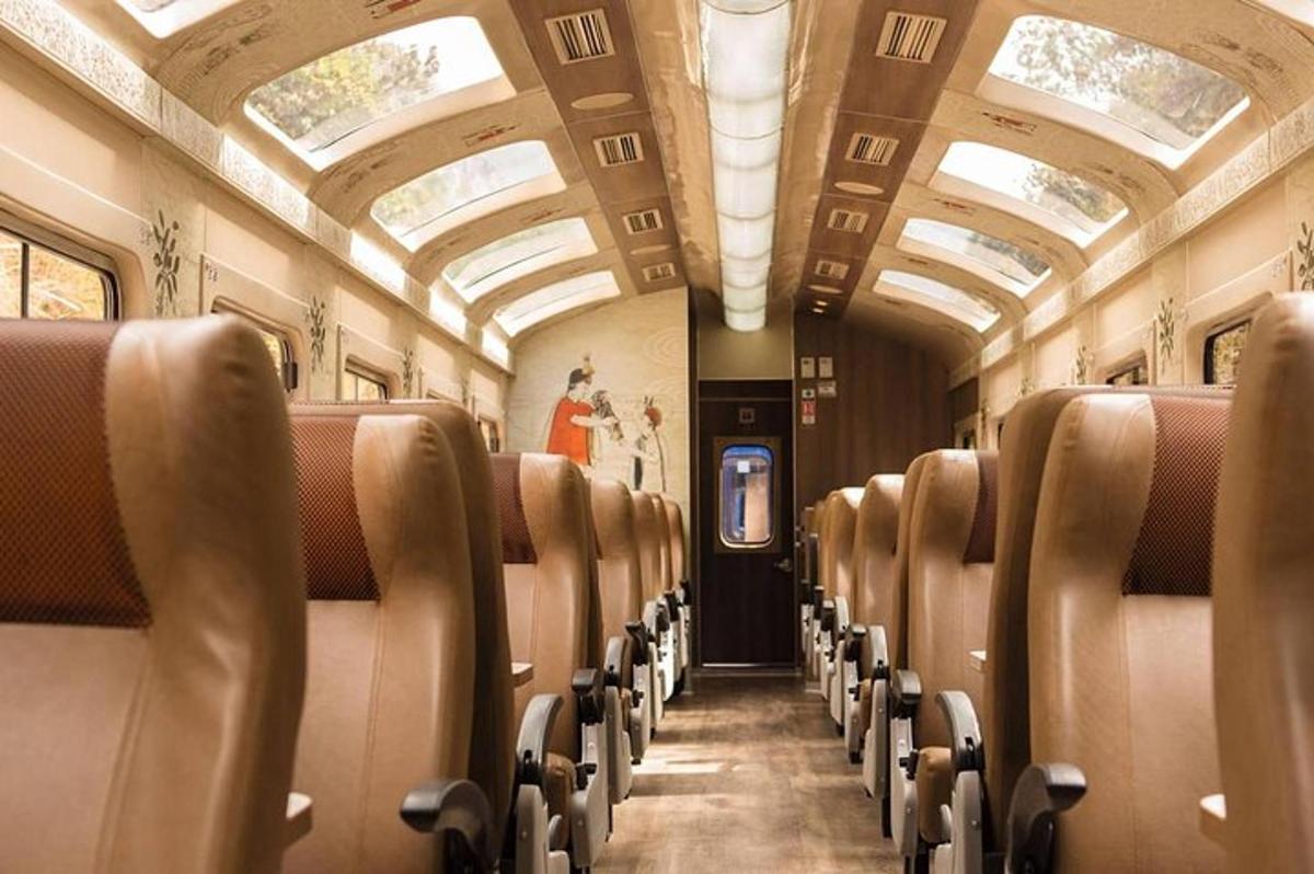 座席も天井も空っぽの空の電車