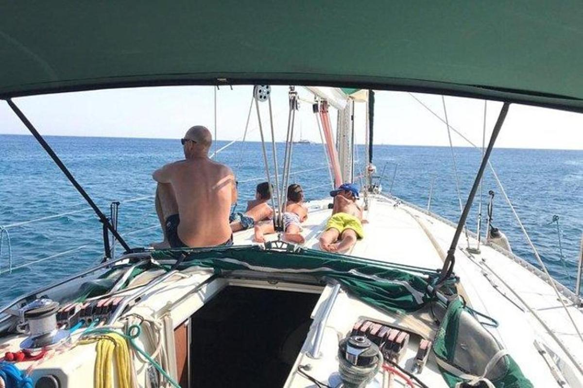egy csoport ember ül egy hajó hátulján