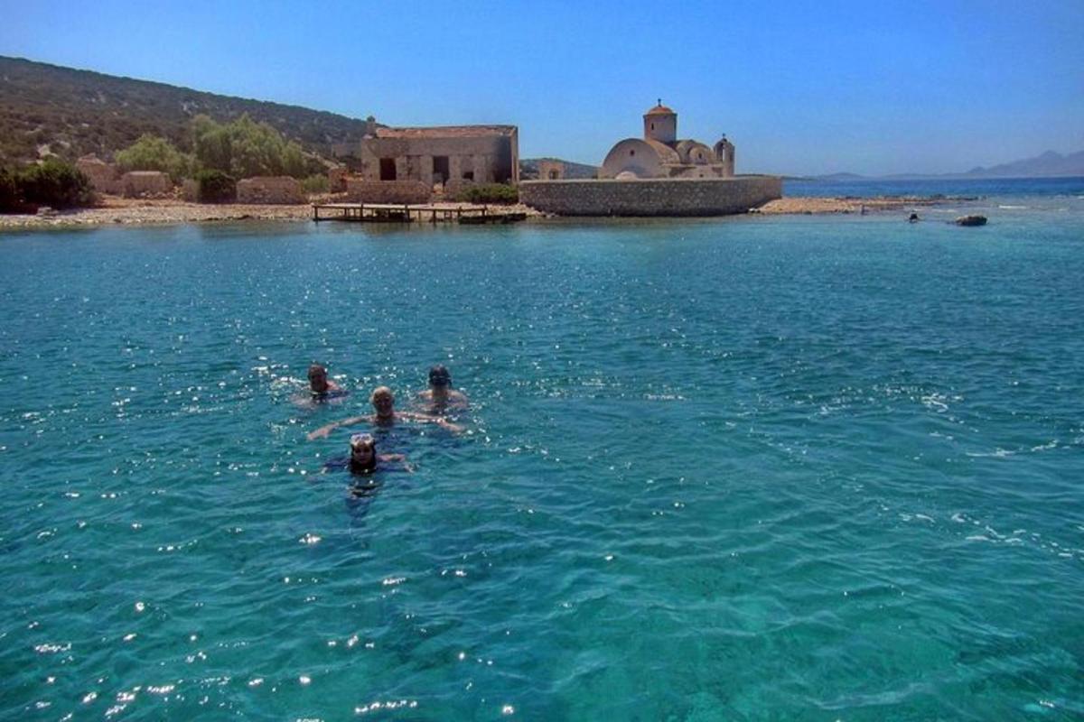 un grup de oameni care înoată într-o mare întindere de apă