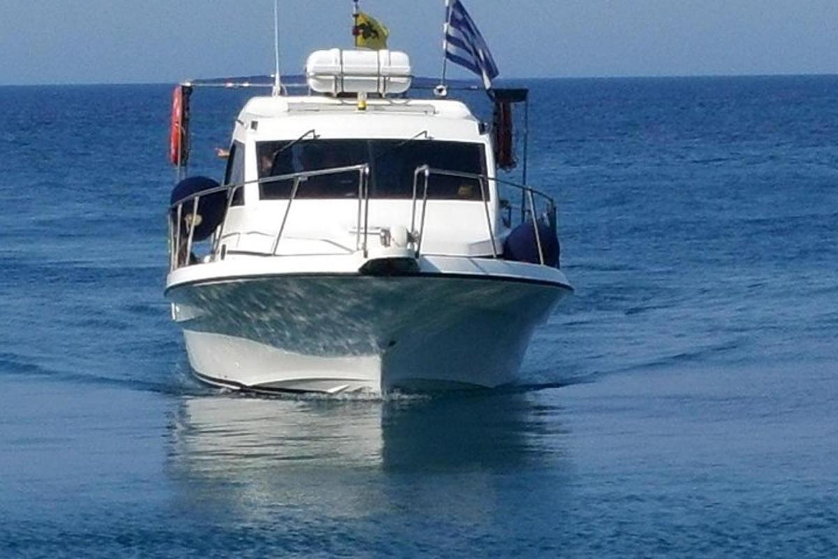 o barcă albă în apa oceanului