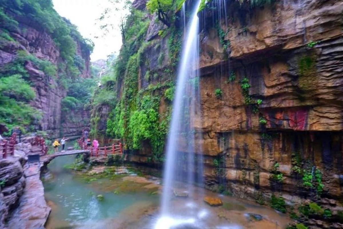 峡谷中的瀑布和河流