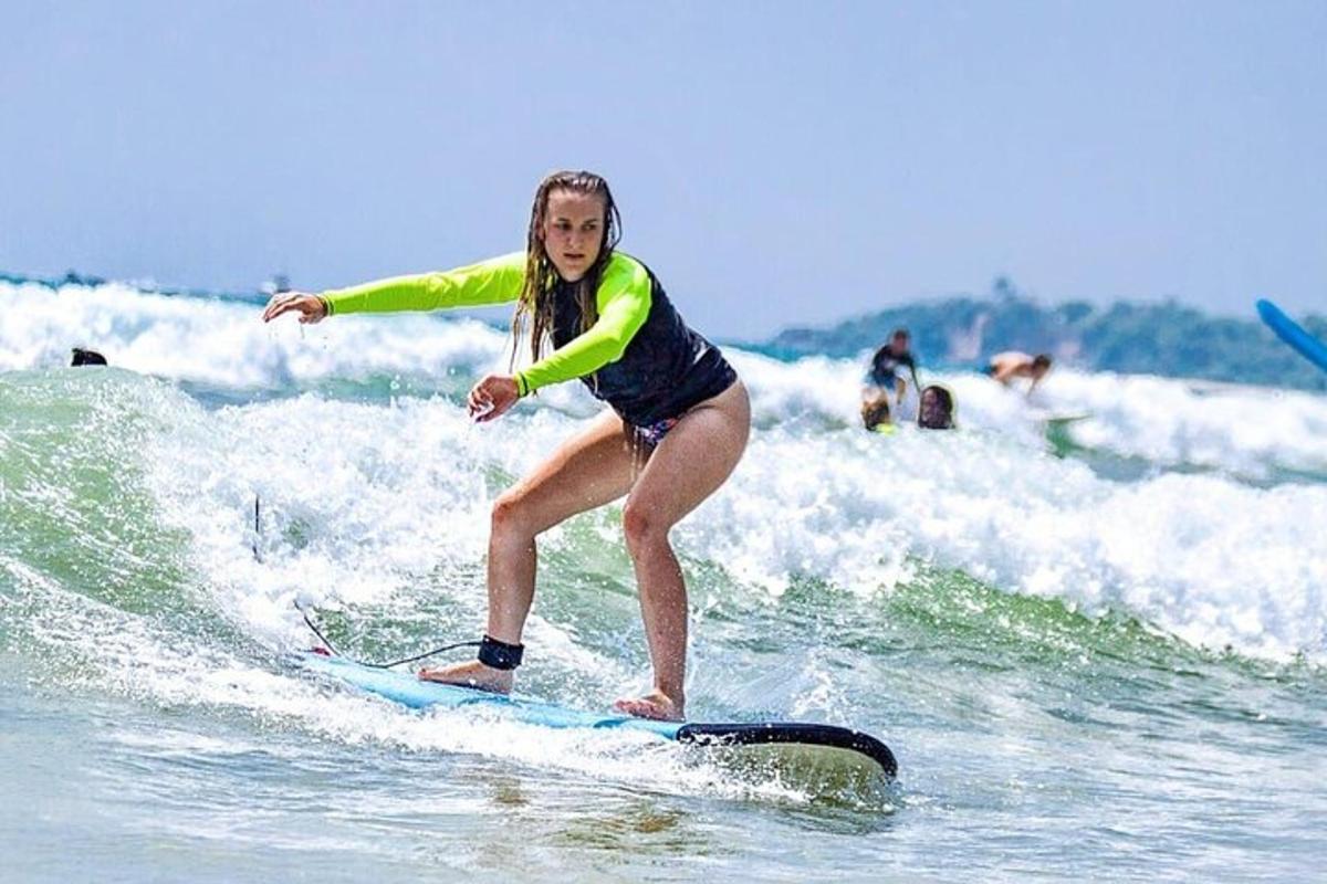 žena jedoucí na vlně na surfovém prkně v oceánu