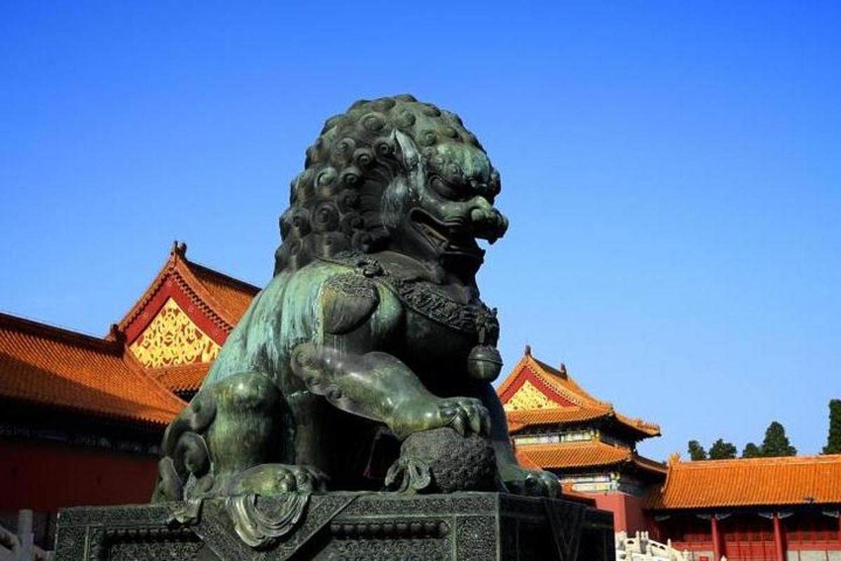 a statue of a lion in front of a building